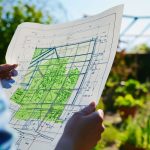 Jardinier construisant serre